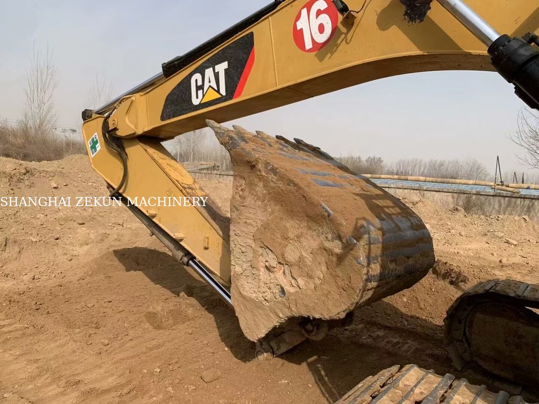 Versatile 2020 Cat 323D2 Excavator 23 Ton 4877 Hours For Various Applications