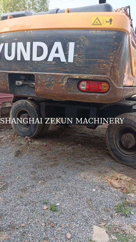 Hyundai R210W-9 Wheeled Excavator 330 L Fuel Tank Capacity And Hydraulic Valve