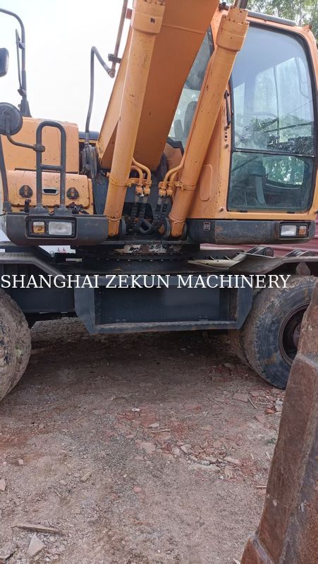 Hyundai R210W-9 Wheeled Excavator 330 L Fuel Tank Capacity And Hydraulic Valve